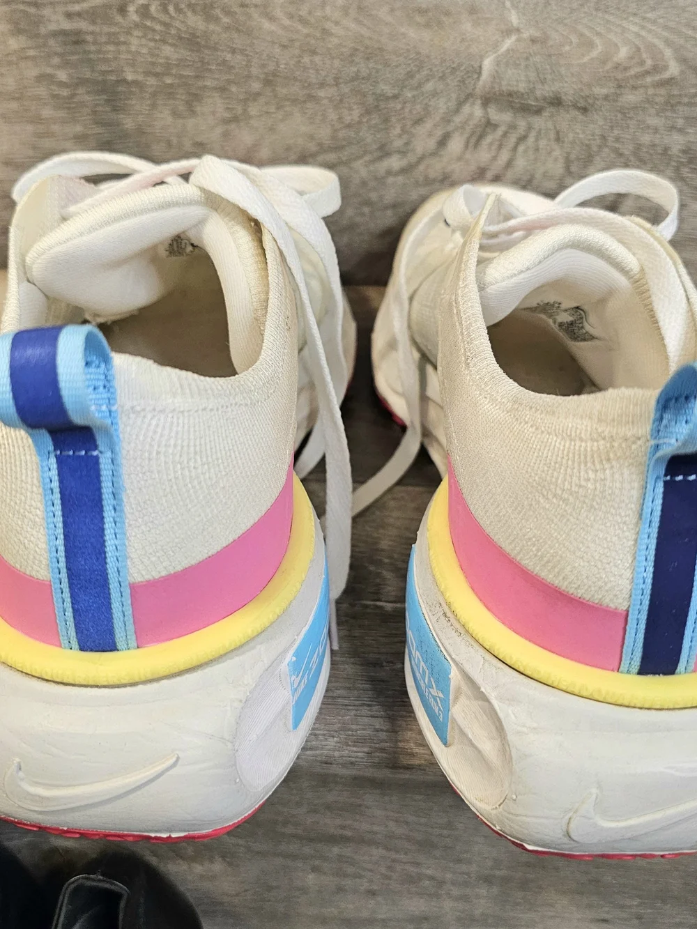Nike ZoomX Men’s Running Shoes Invincible 10.5 White Pink Blue Athletic Shoes